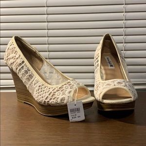 American Eagle White Lace Wedge 3” High Heels Sz 9